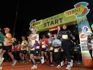 Puluhan Guru Besar ITB Lari 180 Km Jakarta-Bandung untuk Galang Dana Beasiswa-Riset Puluhan Guru Besar ITB Lari 180 Km Jakarta-Bandung untuk Galang Dana Beasiswa-Riset