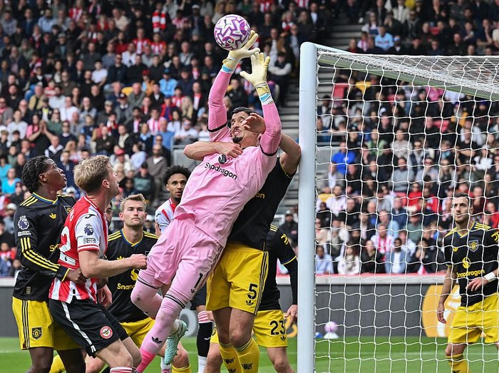 BRENTFORD, ENGLAND - SEPTEMBER 27: Altay Bayndr of Manchester United in action during the Premier League match between Brentford and Manchester United at Brentford Community Stadium on September 27, 2025 in Brentford, England. (Photo by Vince Mignott/MB Media/Getty Images)