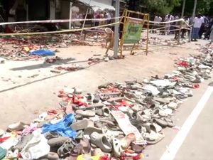 Video: Horor Kampanye di India, 39 Orang Tewas Berdesak-desakan Video: Horor Kampanye di India, 39 Orang Tewas Berdesak-desakan