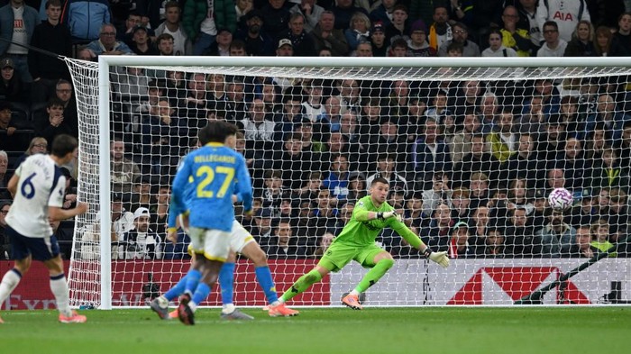 Soccer Football - Premier League - Tottenham Hotspur v Wolverhampton Wanderers - Tottenham Hotspur Stadium, London, Britain - September 27, 2025 Tottenham Hotspurs Joao Palhinha scores their first goal REUTERS/Jaimi Joy EDITORIAL USE ONLY. NO USE WITH UNAUTHORIZED AUDIO, VIDEO, DATA, FIXTURE LISTS, CLUB/LEAGUE LOGOS OR LIVE SERVICES. ONLINE IN-MATCH USE LIMITED TO 120 IMAGES, NO VIDEO EMULATION. NO USE IN BETTING, GAMES OR SINGLE CLUB/LEAGUE/PLAYER PUBLICATIONS. PLEASE CONTACT YOUR ACCOUNT REPRESENTATIVE FOR FURTHER DETAILS.