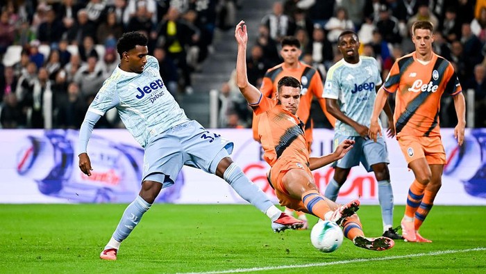 TURIN, ITALY - SEPTEMBER 27: Juan Cabal of Juventus scores his teams first goal during the Serie A match between Juventus FC and Atalanta BC at Allianz Stadium on September 27, 2025 in Turin, Italy. (Photo by Daniele Badolato - Juventus FC/Juventus FC via Getty Images)
