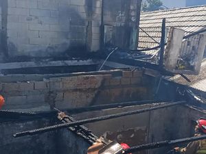 Panik Rumahnya Terbakar, Pria di Bogor Nekat Lompat dari Lantai 2 Panik Rumahnya Terbakar, Pria di Bogor Nekat Lompat dari Lantai 2