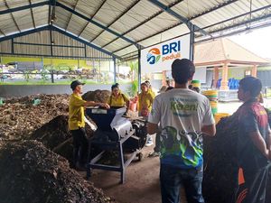 Pemanfaatan Pupuk Kompos untuk Meningkatkan Perekonomian Desa Pemanfaatan Pupuk Kompos untuk Meningkatkan Perekonomian Desa