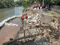 Senderan Jebol Diterjang Banjir, Muara Tukad Ayung Dipasangi Karung Pasir