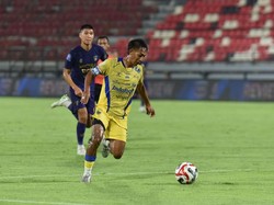 Terjangan Hokky Caraka yang Bikin Beckham Putra Meledak