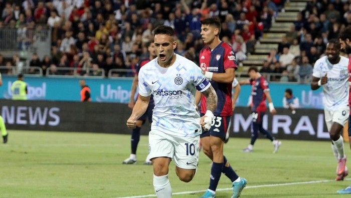 CAGLIARI, ITALY - SEPTEMBER 27:  Lautaro Martinez of Inter celebrates scoring the opening goal during the Serie A match between Cagliari Calcio and FC Internazionale at Stadio SantElia on September 27, 2025 in Cagliari, Italy. (Photo by Enrico Locci/Getty Images)