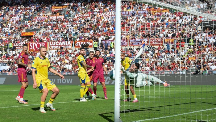 ROME, ITALY - SEPTEMBER 28: Artem Dovbyk of AS Roma scoring goal 1-0 during the Serie A match between AS Roma and Hellas Verona FC at Stadio Olimpico on September 28, 2025 in Rome, Italy. (Photo by Silvia Lore/Getty Images)