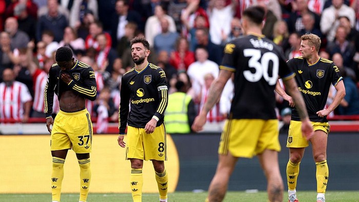 BRENTFORD, ENGLAND - SEPTEMBER 27: Kobbie Mainoo (L), Bruno Fernandes and Matthijs de Ligt of Manchester United look dejected after Mathias Jensen of Brentford (not pictured) scores his teams third goal during the Premier League match between Brentford and Manchester United at Brentford Community Stadium on September 27, 2025 in Brentford, England. (Photo by Justin Setterfield/Getty Images)