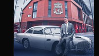Bukan James Bond namanya kalau enggak bareng mobil mewah. Florian Wirtz si agen 007 baru Liverpool tak ketinggalan berpose demikian rupa kalau kata meme ini. (Foto: Dok. Twitter/TheHateCentral)