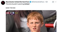 Ekspresi anak kecil saat lihat MU dibantai, kasihan bener. (Foto: X.com/@DieHardUtdFans)