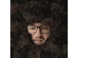 Masih ingat fans yang menolak potong rambut sampai MU bisa menang lima kali beruntun. Begini nih penampakannya sekarang. (Foto: X.com/@TheRetroVay)