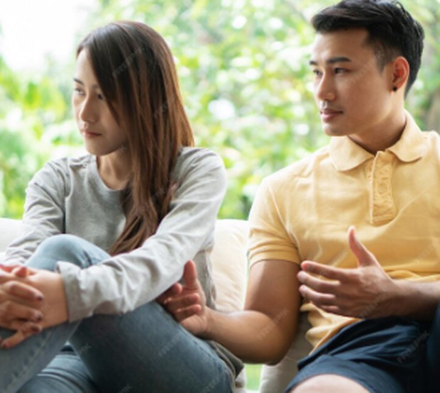 Ketika kamu mau mendengarkan pasanganmu meski tak sependapat, ia akan merasa tetap dihargai dan dianggap penting/Foto: Freepik.com/EyeEm