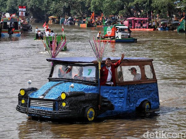Meriah! Parade Perahu Festival Cinta Lingkungan 2025 Warnai Sungai Ciliwung