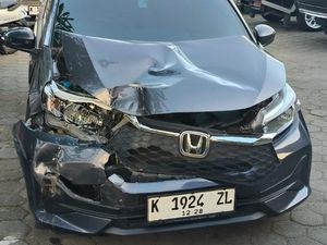 Mobil Brio Disopiri Elvis Pemain Persijap Ringsek Diseruduk Truk Mobil Brio Disopiri Elvis Pemain Persijap Ringsek Diseruduk Truk