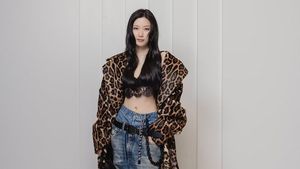 7 Gaya Seksi Moon Ga Young Kenakan Bralette Hitam di Milan Fashion Week
