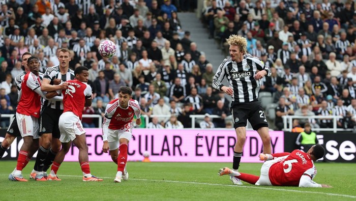 Soccer Football - Premier League - Newcastle United v Arsenal - St James Park, Newcastle, Britain - September 28, 2025 Newcastle Uniteds Nick Woltemade scores their first goal REUTERS/Scott Heppell EDITORIAL USE ONLY. NO USE WITH UNAUTHORIZED AUDIO, VIDEO, DATA, FIXTURE LISTS, CLUB/LEAGUE LOGOS OR LIVE SERVICES. ONLINE IN-MATCH USE LIMITED TO 120 IMAGES, NO VIDEO EMULATION. NO USE IN BETTING, GAMES OR SINGLE CLUB/LEAGUE/PLAYER PUBLICATIONS. PLEASE CONTACT YOUR ACCOUNT REPRESENTATIVE FOR FURTHER DETAILS..