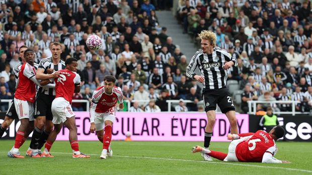 Soccer Football - Premier League - Newcastle United v Arsenal - St James' Park, Newcastle, Britain - September 28, 2025 Newcastle United's Nick Woltemade scores their first goal REUTERS/Scott Heppell EDITORIAL USE ONLY. NO USE WITH UNAUTHORIZED AUDIO, VIDEO, DATA, FIXTURE LISTS, CLUB/LEAGUE LOGOS OR 'LIVE' SERVICES. ONLINE IN-MATCH USE LIMITED TO 120 IMAGES, NO VIDEO EMULATION. NO USE IN BETTING, GAMES OR SINGLE CLUB/LEAGUE/PLAYER PUBLICATIONS. PLEASE CONTACT YOUR ACCOUNT REPRESENTATIVE FOR FURTHER DETAILS..