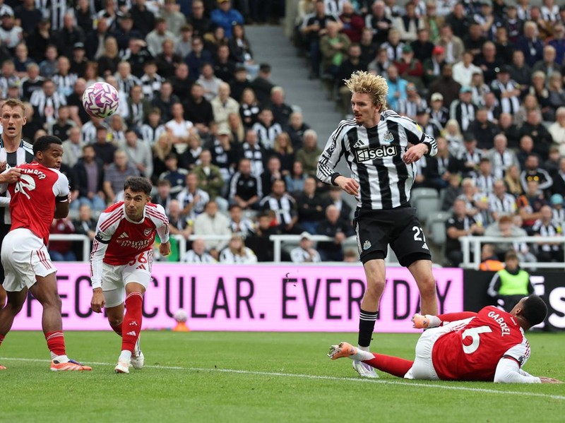 Soccer Football - Premier League - Newcastle United v Arsenal - St James' Park, Newcastle, Britain - September 28, 2025 Newcastle United's Nick Woltemade scores their first goal REUTERS/Scott Heppell EDITORIAL USE ONLY. NO USE WITH UNAUTHORIZED AUDIO, VIDEO, DATA, FIXTURE LISTS, CLUB/LEAGUE LOGOS OR 'LIVE' SERVICES. ONLINE IN-MATCH USE LIMITED TO 120 IMAGES, NO VIDEO EMULATION. NO USE IN BETTING, GAMES OR SINGLE CLUB/LEAGUE/PLAYER PUBLICATIONS. PLEASE CONTACT YOUR ACCOUNT REPRESENTATIVE FOR FURTHER DETAILS..