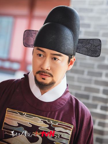 Oh Eui Sik berperan sebagai kepala sekretaris kerajaan bernama Im Song Jae dalam drama Korea Bon Appetit, Your Majesty.
