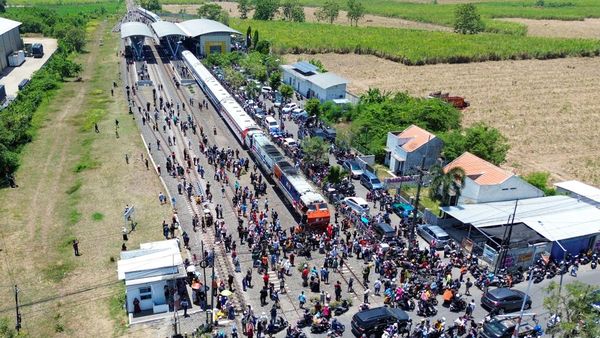Parade Kereta 11 Livery dari Masa ke Masa Pecahkan Rekor MURI Parade Kereta 11 Livery dari Masa ke Masa Pecahkan Rekor MURI