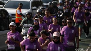 Potret Semangat Ribuan Pelari Bikin Jakarta Jadi Ungu