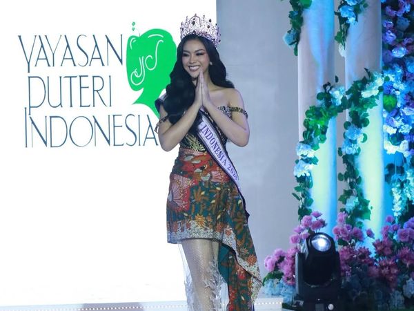5 Pesona Puteri Indonesia Firsta Yufi Berbalut Gaun Batik Asimetris