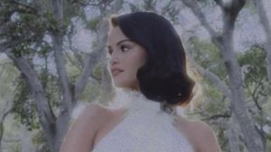 7 Potret Selena Gomez Menikah dengan Benny Blanco, Pakai Gaun Ralph Lauren