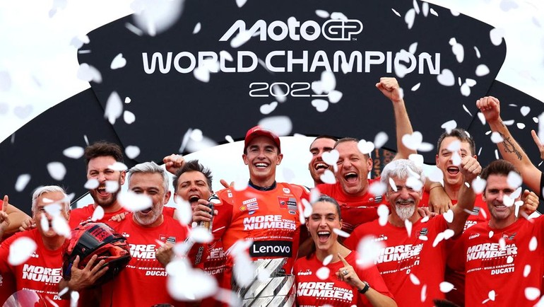 Marquez merayakan gelar juaranya bersama kru. Foto: REUTERS/Kim Kyung-Hoon