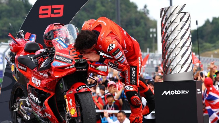 Marc pada prosesnya berhasil finis kedua di Motegi, di belakang rekan setimnya yakni Francesco Bagnaia. Ini memastikan titel juara dunia dalam genggamannya. Alex Marquez hanya mampu finis keenam setelah lama tertahan di urutan tujuh. Foto: REUTERS/Kim Kyung-Hoon