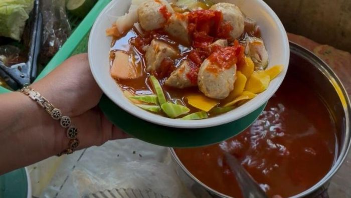 Video: Sensasi Makan Bakso Rujak di Taman Kuburan