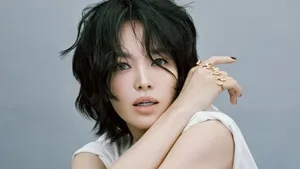 7 Gaya Edgy Song Hye Kyo Tampil Memukau dengan Rambut Semi Wolf Cut