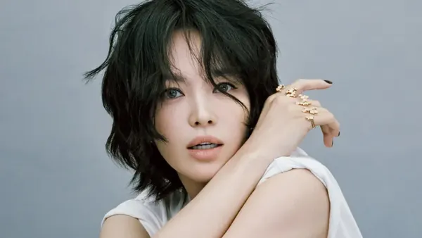 7 Gaya Edgy Song Hye Kyo Tampil Memukau dengan Rambut Semi Wolf Cut