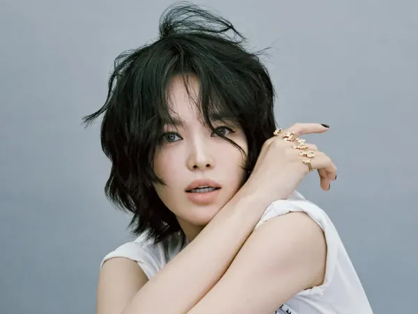 7 Gaya Edgy Song Hye Kyo Tampil Memukau dengan Rambut Semi Wolf Cut