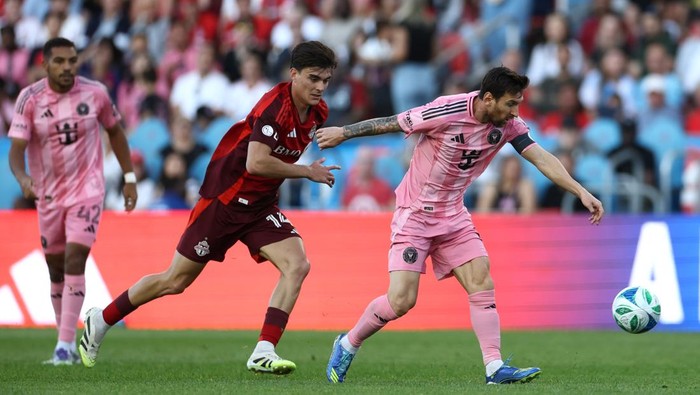 TORONTO, ONTARIO - SEPTEMBER 27: Lionel Messi #10 of Inter Miami CF controls the ball against Alonso Coello #14 of Toronto FC during the MLS match between Toronto FC and Inter Miami CF at BMO Field on September 27, 2025 in Toronto, Ontario. (Photo by Michael Chisholm/Getty Images)