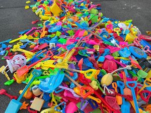 Sampah Mainan Plastik Menumpuk Usai Liburan Musim Panas Sampah Mainan Plastik Menumpuk Usai Liburan Musim Panas