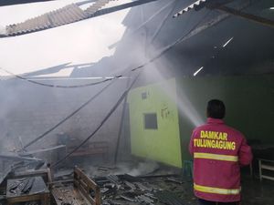 Bakar-bakar Sampah, Warkop Karaoke di Tulungagung Ludes Terbakar