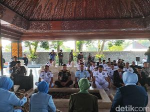 Hari Jadi ke-80, TNI Ziarah ke Makam Bung Karno Untuk Refleksi Hari Jadi ke-80, TNI Ziarah ke Makam Bung Karno Untuk Refleksi