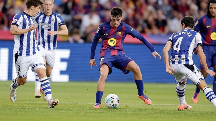 BARCELONA, SPAIN - SEPTEMBER 28: (L-R) Aihen Munoz of Real Sociedad, Pedri of FC Barcelona, Jon Gorrotxa of Real Sociedad  during the LaLiga EA Sports  match between FC Barcelona v Real Sociedad at the Lluis Companys Olympic Stadium on September 28, 2025 in Barcelona Spain (Photo by David Ramirez/Soccrates/Getty Images)