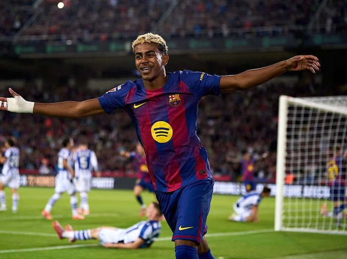 BARCELONA, SPAIN - SEPTEMBER 28: Lamine Yamal of FC Barcelona celebrates after the second goal of his team scored by Robert Lewandowski of FC Barcelona (not in frame) during the LaLiga EA Sports match between FC Barcelona and Real Sociedad at Spotify Camp Nou on September 28, 2025 in Barcelona, Spain. (Photo by Manuel Queimadelos/Quality Sport Images/Getty Images)