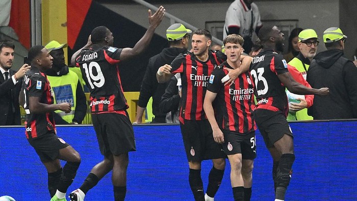 MILAN, ITALY - SEPTEMBER 28: Alexis Saelemaekers of AC Milan celebrates with his teammates after scoring opening goal during the Serie A match between AC Milan and SSC Napoli at Giuseppe Meazza Stadium on September 28, 2025 in Milan, Italy. (Photo by Giuseppe Bellini/Getty Images)