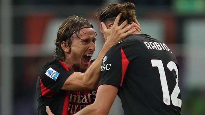 MILAN, ITALY - SEPTEMBER 28: Luka Modric of Milan celebrates with teammate Adrien Rabiot at the final whistle of the Serie A match between AC Milan and SSC Napoli at Giuseppe Meazza Stadium on September 28, 2025 in Milan, Italy. (Photo by Timothy Rogers/Getty Images)