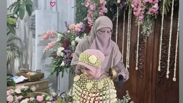 8 Foto Tasyakuran 7 Bulanan Kehamilan Adiba Khanza, Cantik Berbusana Pink