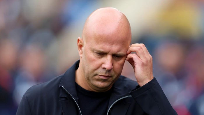 LONDON, ENGLAND - SEPTEMBER 27: Arne Slot, Manager of Liverpool looks on during the Premier League match between Crystal Palace and Liverpool at Selhurst Park on September 27, 2025 in London, England. (Photo by Tom Dulat/Getty Images)