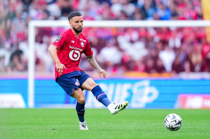 LILLE, FRANCE - SEPTEMBER 28: Calvin Verdonk of Lille OSC passes the ball during the Ligue 1 McDonalds match between Lille OSC and Olympique Lyonnais at Stade Pierre Mauroy on September 28, 2025 in Lille, France. (Photo by Franco Arland/Getty Images)