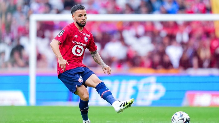 LILLE, FRANCE - SEPTEMBER 28: Calvin Verdonk of Lille OSC passes the ball during the Ligue 1 McDonalds match between Lille OSC and Olympique Lyonnais at Stade Pierre Mauroy on September 28, 2025 in Lille, France. (Photo by Franco Arland/Getty Images)