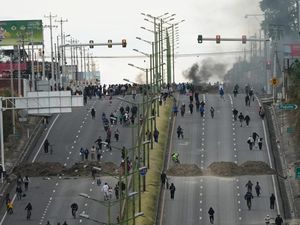 Video: Demo di Ekuador Mencekam, Konvoi Logistik Bantuan Diserang Massa Video: Demo di Ekuador Mencekam, Konvoi Logistik Bantuan Diserang Massa