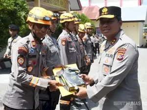 Mabes Polri Serahkan 2 Anjing K9 untuk Perkuat Tim SAR Polda NTT