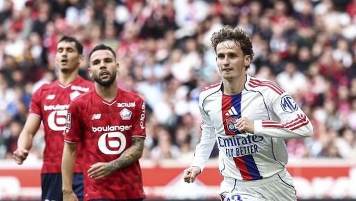 Lyons English midfielder #23 Tyler Morton (R) celebrates scoring his teams first goal during the French L1 football match between Lille LOSC and Olympique Lyonnais (OL) at the Stade Pierre-Mauroy in Villeneuve-dAscq, northern France, on September 28, 2025. (Photo by Sameer Al-DOUMY / AFP)