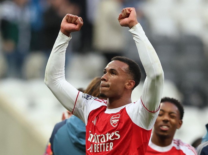 Soccer Football - Premier League - Newcastle United v Arsenal - St James' Park, Newcastle, Britain - September 28, 2025 Arsenal's Gabriel Magalhaes celebrates after the match REUTERS/Scott Heppell EDITORIAL USE ONLY. NO USE WITH UNAUTHORIZED AUDIO, VIDEO, DATA, FIXTURE LISTS, CLUB/LEAGUE LOGOS OR 'LIVE' SERVICES. ONLINE IN-MATCH USE LIMITED TO 120 IMAGES, NO VIDEO EMULATION. NO USE IN BETTING, GAMES OR SINGLE CLUB/LEAGUE/PLAYER PUBLICATIONS. PLEASE CONTACT YOUR ACCOUNT REPRESENTATIVE FOR FURTHER DETAILS..