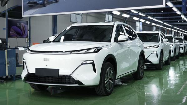 Lihat Perakitan Mobil Geely di Purwakarta